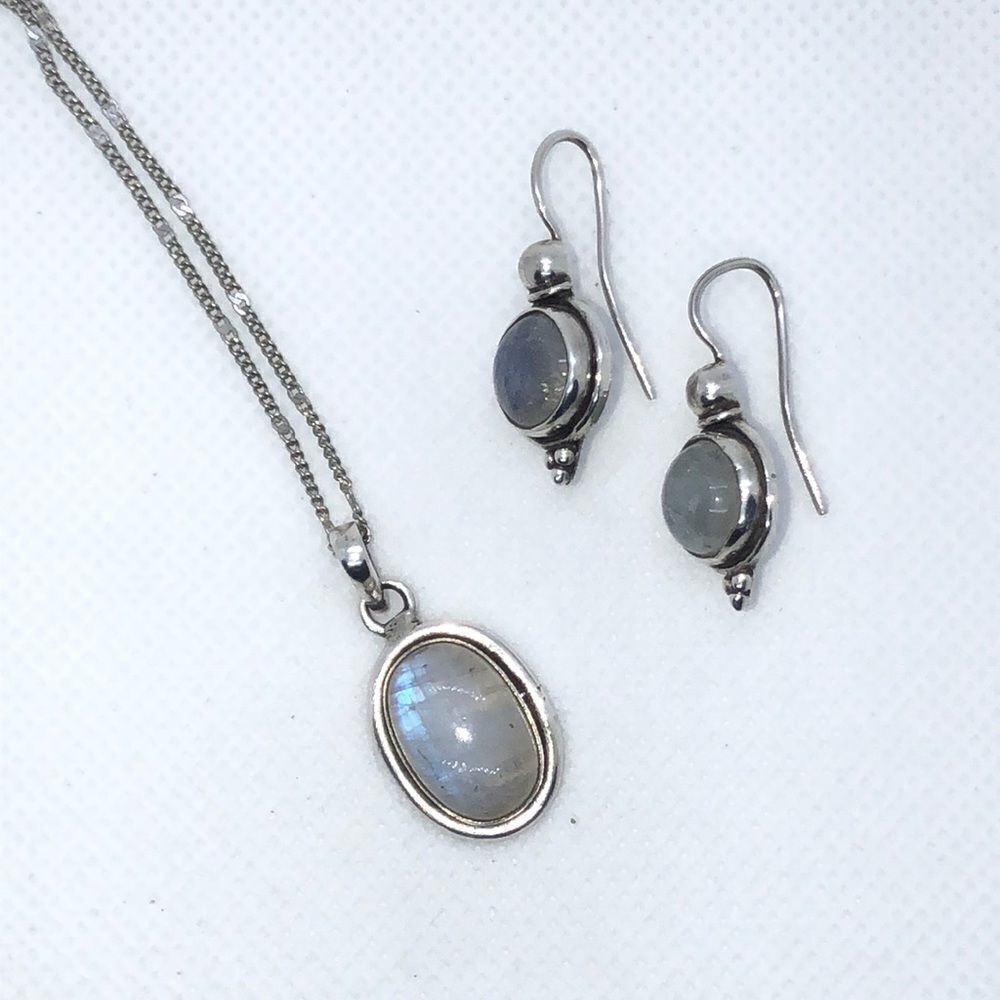 🎉 HOST PICK 🎉 💛 Sterling Silver Moonstone Pendant & Earring set